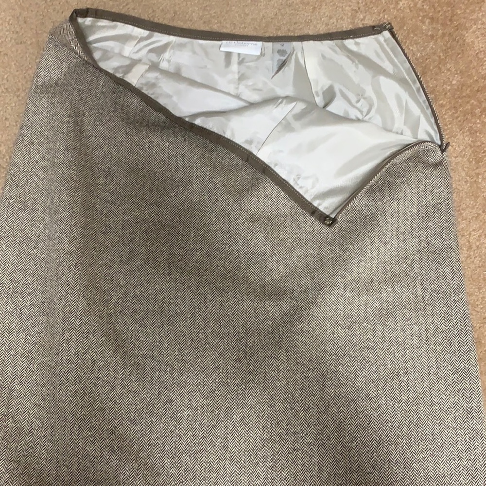 Liz Claiborne skirt with zipper on the side.
